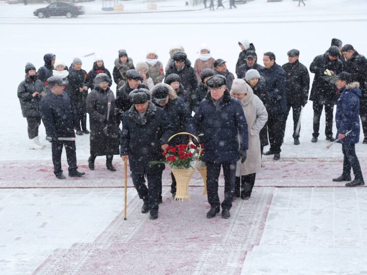 Жезқазғанда Тәуелсіздік монументіне гүл шоқтарын қою рәсімі өтті 