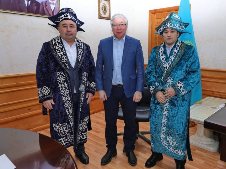 Берік Әбдіғалиұлы қазақ күресінен әлем чемпионы Айдын Дартаевты және қазақ күресінен облыстық құраманың аға жаттықтырушысы Асыл Барменовты қабылдады