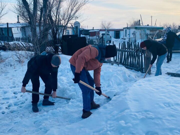 Ұлытау облысының еріктілері қарт адамдардың аулаларын қардан тазартты