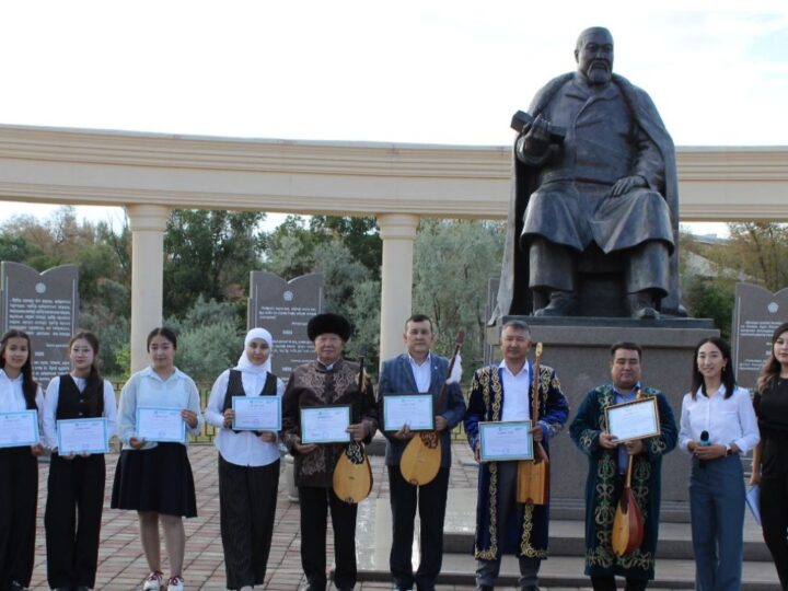 Рухтастар Абай өлеңдерін ұлықтады
