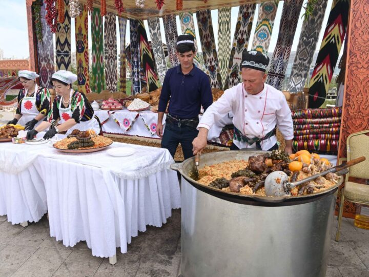 Қасым-Жомарт Тоқаев пен Эмомали Рахмон Тәжікстанның ауыл шаруашылығы және өнеркәсіп тауарларының көрме-жәрмеңкесін аралап көрді