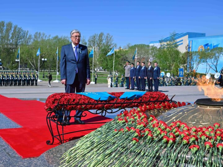 Президент Қасым-Жомарт Тоқаев «Отан Ана» монументіне гүл шоғын қойды