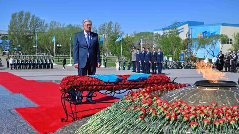 Президент Қасым-Жомарт Тоқаев «Отан Ана» монументіне гүл шоғын қойды