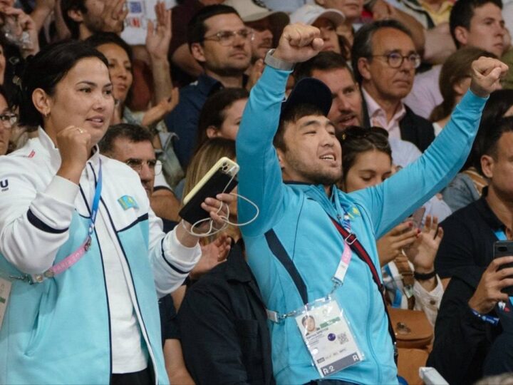 Олимпиада чемпионы Елдос Сметов командаластарына жанкүйер болып отыр