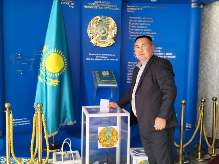 Ұлытау ауданының әкімі референдумда дауыс берді