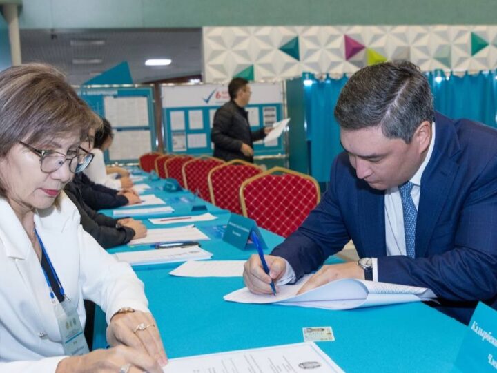 Олжас Бектенов АЭС салу мәселесі бойынша референдумда дауыс берді