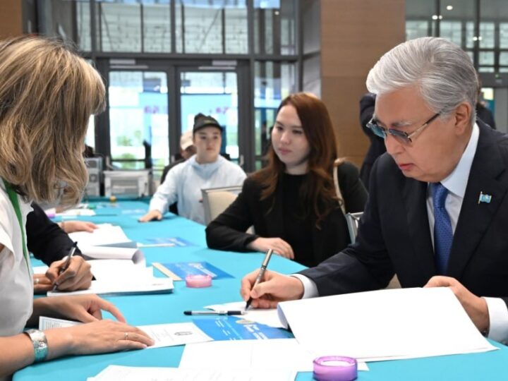 Президент республикалық референдумда дауыс берді