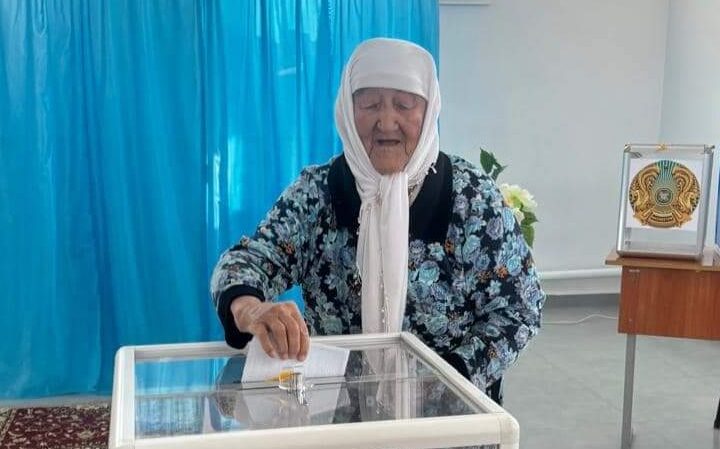 ҒАСЫРҒА ЖУЫҚ ЖАСҚА КЕЛГЕН ҚАРИЯ РЕФЕРЕНДУМ УЧАСКЕСІНЕ КЕЛДІ