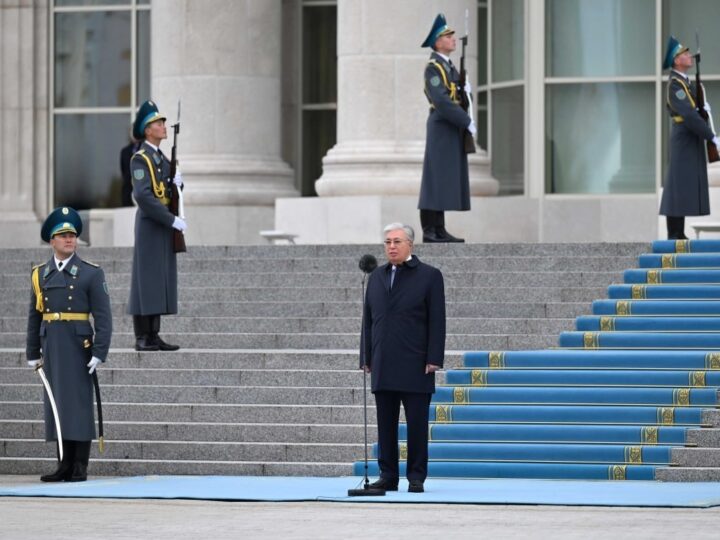 Президент Мемлекеттік ту көтеру рәсіміне қатысты