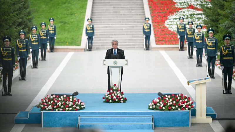 Президент Мемлекеттік ту көтеру рәсіміне қатысты
