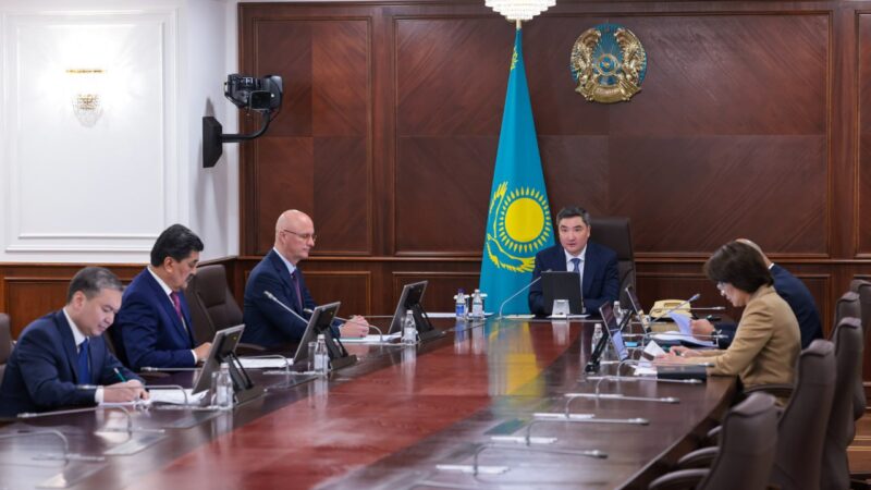 Олжас Бектенов «Жасыл экономикаға» көшу жөніндегі кеңес отырысын өткізді: ірі өнеркәсіп кәсіпорындарының шығарындыларын азайту мәселесі қаралды