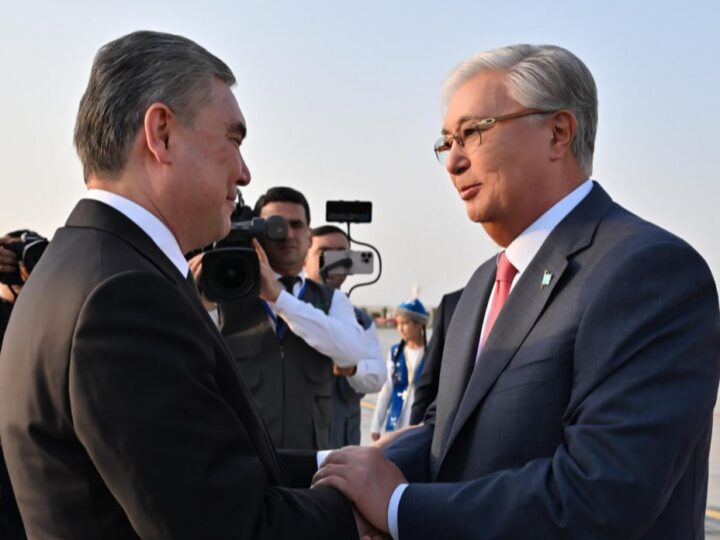 Әуежайда Қасым-Жомарт Тоқаев пен Гурбангулы Бердімұхамедов аз-кем әңгімелесті