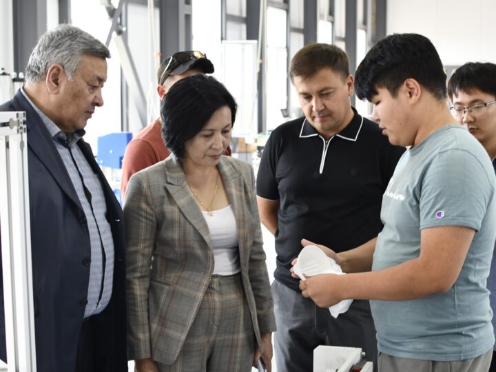 ҰЛЫТАУ ОБЛЫСЫНЫҢ ЭТНОМӘДЕНИ БІРЛЕСТІКТЕРІ РЕСПИРАТОР ШЫҒАРАТЫН ЖАҢА ЗАУЫТТЫҢ ЖҰМЫСЫМЕН ТАНЫСТЫ