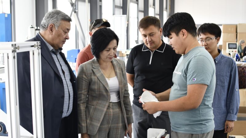 ҰЛЫТАУ ОБЛЫСЫНЫҢ ЭТНОМӘДЕНИ БІРЛЕСТІКТЕРІ РЕСПИРАТОР ШЫҒАРАТЫН ЖАҢА ЗАУЫТТЫҢ ЖҰМЫСЫМЕН ТАНЫСТЫ