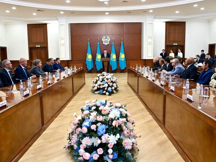 Премьер-Министр Олжас Бектенов құрылыс саласының қызметкерлеріне Мемлекет басшысының атынан марапаттар табыс етті
