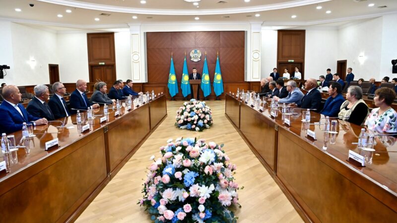 Премьер-Министр Олжас Бектенов құрылыс саласының қызметкерлеріне Мемлекет басшысының атынан марапаттар табыс етті