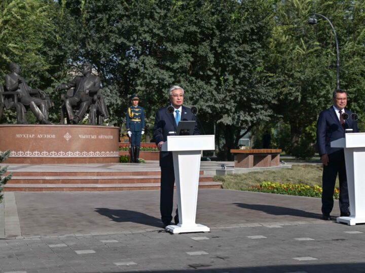 Қасым-Жомарт Тоқаев пен Садыр Жапаров «Достықтың алтын көпірі» ескерткішінің ашылу рәсіміне қатысты