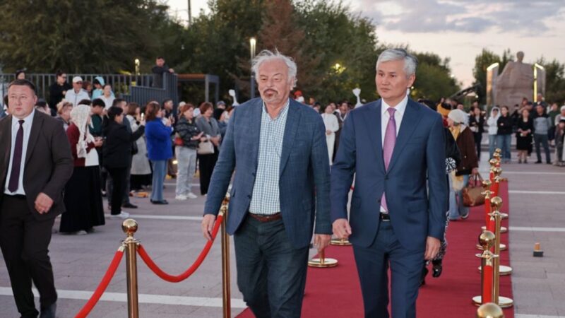 Ұлытауда Жанат Хаджиев атындағы халықаралық театрлар фестивалі ашылды