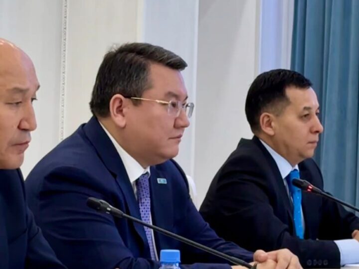 Жаңаарқа ауданында Президент кеңесшісі Мәлік Отарбаевтың қатысуымен жиын өтті