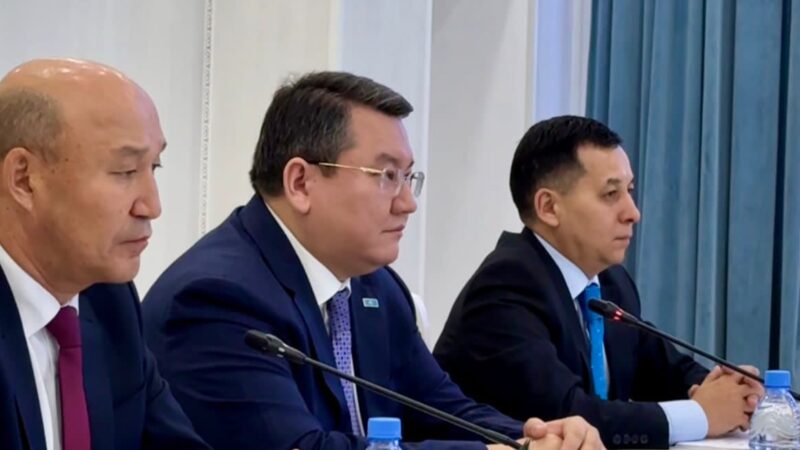 Жаңаарқа ауданында Президент кеңесшісі Мәлік Отарбаевтың қатысуымен жиын өтті