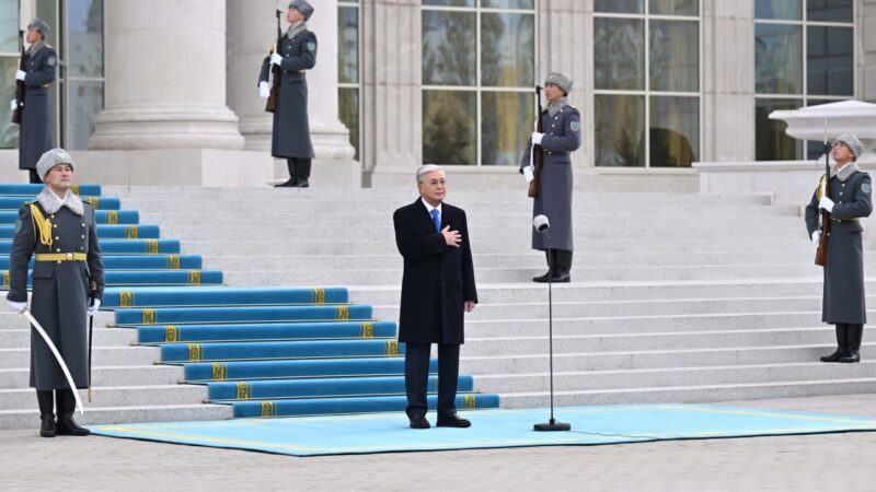 Президент Мемлекеттік ту көтеру рәсіміне қатысты