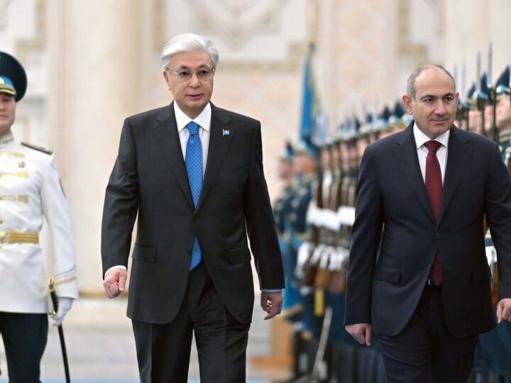 Қазақстан Президенті мен Армения Премьер-министрінің қатысуымен ресми делегация мүшелері  үкіметаралық және ведомствоаралық құжаттармен алмасты