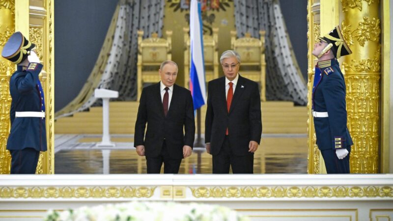 Қасым-Жомарт Тоқаев пен Владимир Путин екі ел делегацияларының қатысуымен кеңейтілген құрамда келіссөз жүргізді