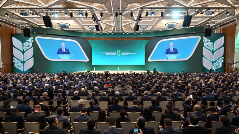 Мемлекет басшысы Қасым-Жомарт Тоқаев Ауыл шаруашылығы еңбеккерлерінің екінші форумына қатысып отыр