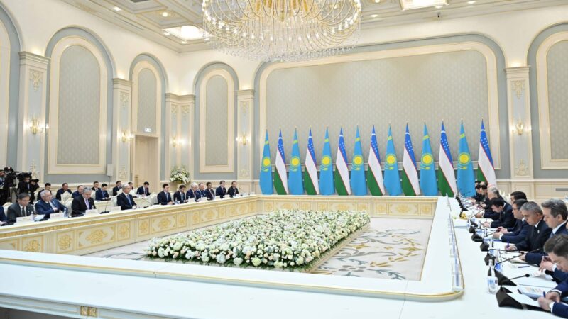 Мемлекет басшысы Өзбекстан Президентімен келіссөз барысында саяси және экономикалық байланыстарды жандандыра түсетін жаңа бағыттар айқындалғанын жеткізді