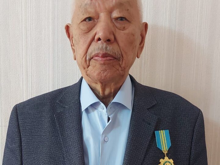 Парасат биігіндегі тұлға   