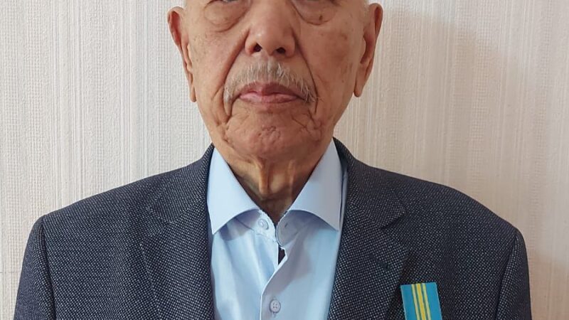 Парасат биігіндегі тұлға   