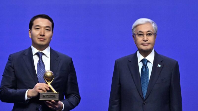 Президент Қасым-Жомарт Тоқаев «Алтын сапа» және «Парыз» байқауларына қатысқан кәсіпкерлердің барлығына алғыс айтып, лауреаттарды марапаттады