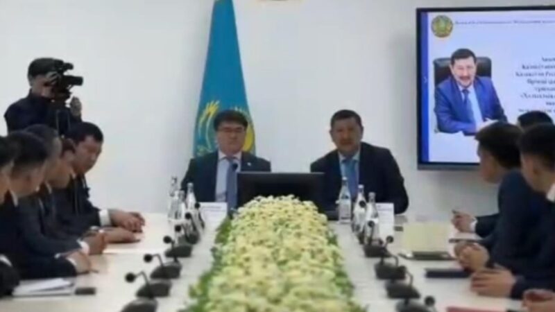 Жас мемлекеттік қызметшілер белгілі қоғам қайраткері Әкім Ысқақпен кездесті