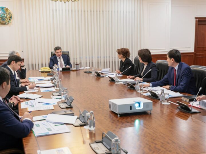 Олжас Бектенов денсаулық сақтау саласын цифрландыру және қаржылық тәртіп мәселесі бойынша кеңес өткізді