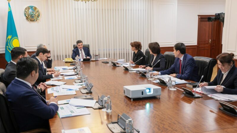 Олжас Бектенов денсаулық сақтау саласын цифрландыру және қаржылық тәртіп мәселесі бойынша кеңес өткізді