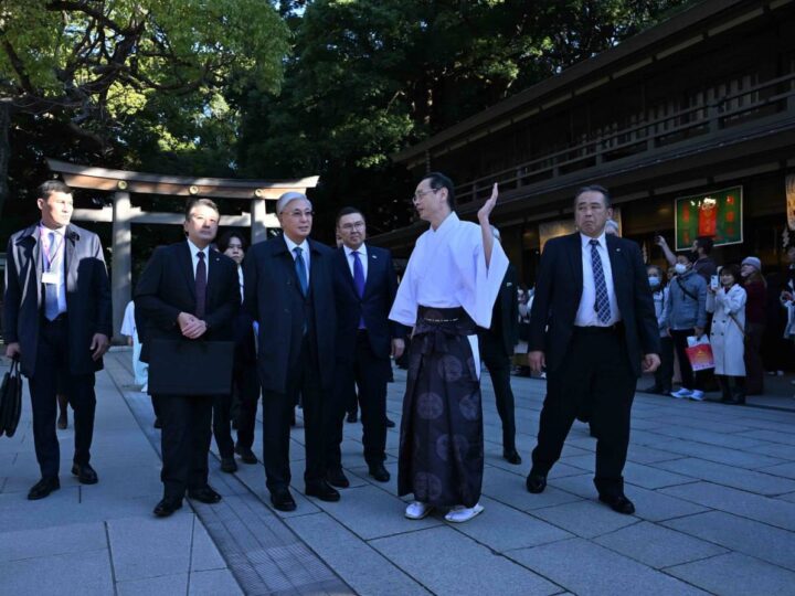 Қасым-Жомарт Тоқаев Мейджи Джингу ғибадатханасын аралап көрді