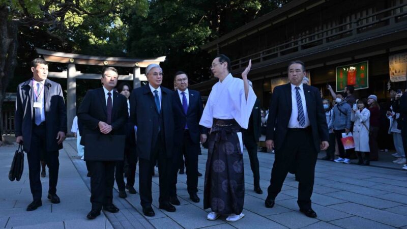 Қасым-Жомарт Тоқаев Мейджи Джингу ғибадатханасын аралап көрді