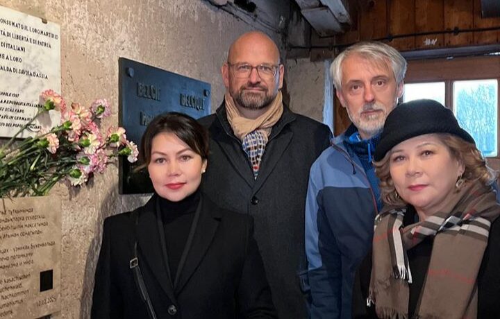 Тарихшы Перизат Садуакас Бухенвальдтағы қазақстандық тұтқындарға арналған ескерткіш тақтасын орнатты