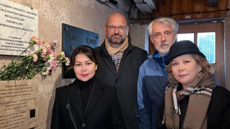 Тарихшы Перизат Садуакас Бухенвальдтағы қазақстандық тұтқындарға арналған ескерткіш тақтасын орнатты