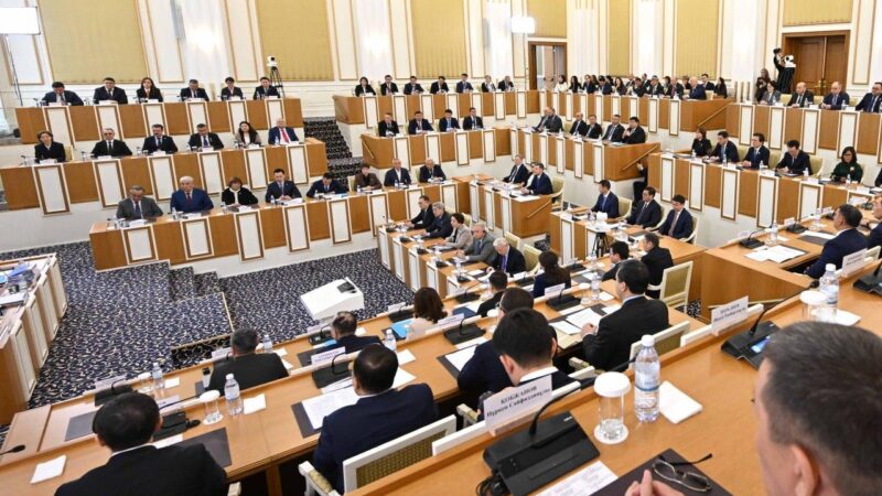 Жауапты депутаттар — ашық шешімдер: Құрылтай қалай жұмыс істейді?