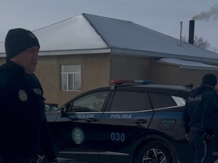 Ұлытау облысында аязды таңда жолда қалған жолаушыларға полиция көмектесті