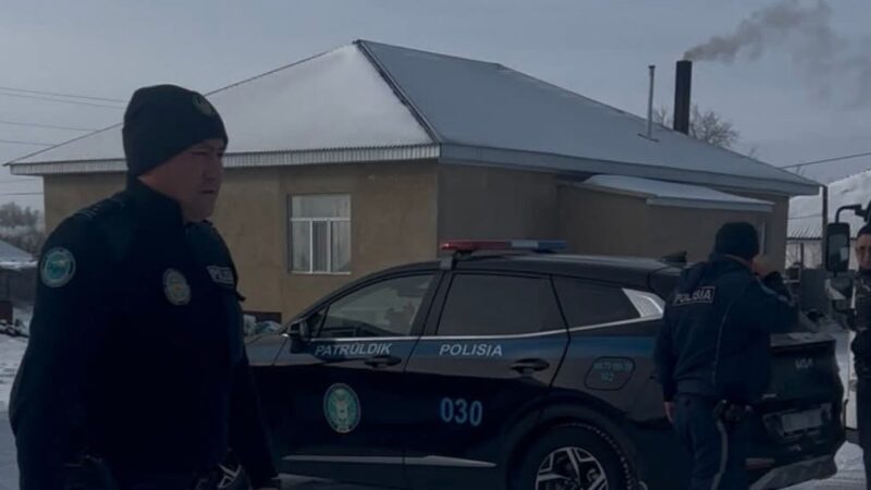 Ұлытау облысында аязды таңда жолда қалған жолаушыларға полиция көмектесті