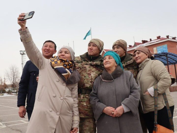 Армия аналардың көзімен: Ашық есік күнінде әскери бөлімдерге 4000-нан астам адам келді