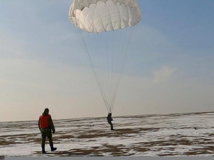 Мерзімді қызметтің 196 сарбазы алғаш рет парашютпен секірді