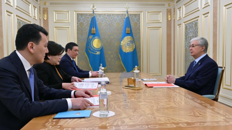 Президент Конституциялық комиссия жетекшілерімен жұмыс кеңесін өткізді