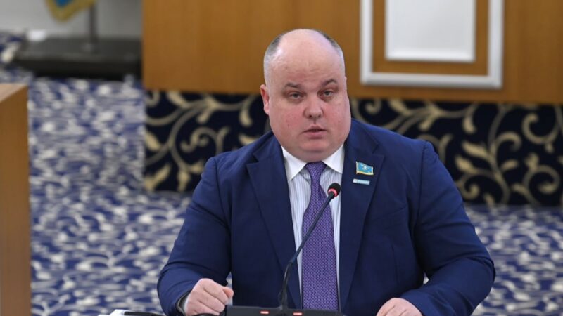 Әділ еңбек, қауіпсіз жұмыс, лайықты жалақы: Максим Рожин жаңа Конституцияның маңызды тұсын атады