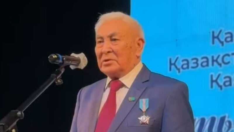 Жазушының он томдық жинағы жарық көрді