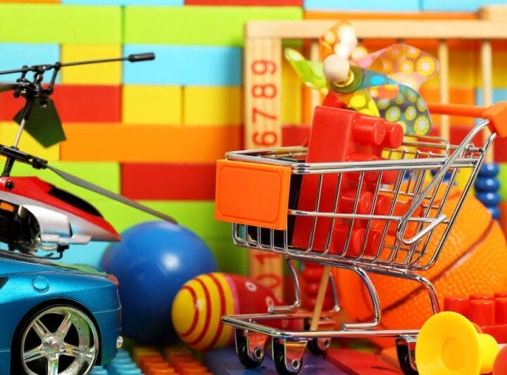 Попросил продавца открыть и проверить купленную игрушку, работает ли она? продавец отказался. когда открыли упаковку дома, выяснилось, что игрушка не работает. что делать в такой ситуации?