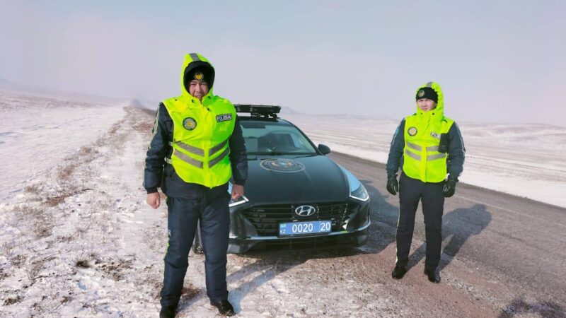 Жүргізушілерге полиция қызметкері жаяу жол көрсетті