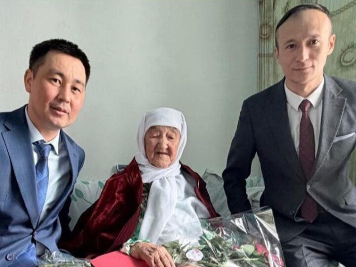 Аудандағы 95 жастағы әжені құттықтады